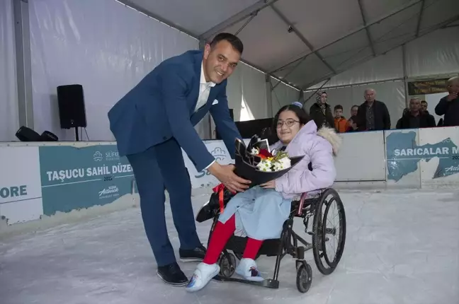 Engelli çocuk buz pateni pistine götürüldü
