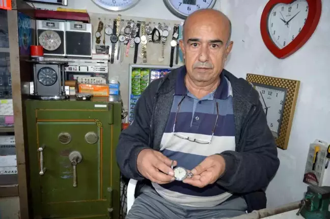 Aydın'da 55 Yıldır Saat Tamiri Yapan Usta: 'Saatlerin Tamiri Bitme Noktasında'