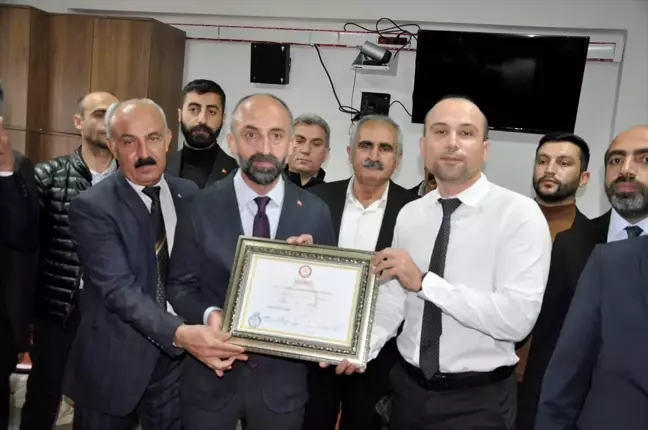 AK Parti'den Çukurca Belediye Başkanı Nazmi Demir'e mazbata verildi