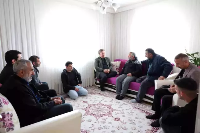 Erzincan Valisi Hamza Aydoğdu, şehit Piyade Sözleşmeli Er Salih Ay'ın ailesini ziyaret etti
