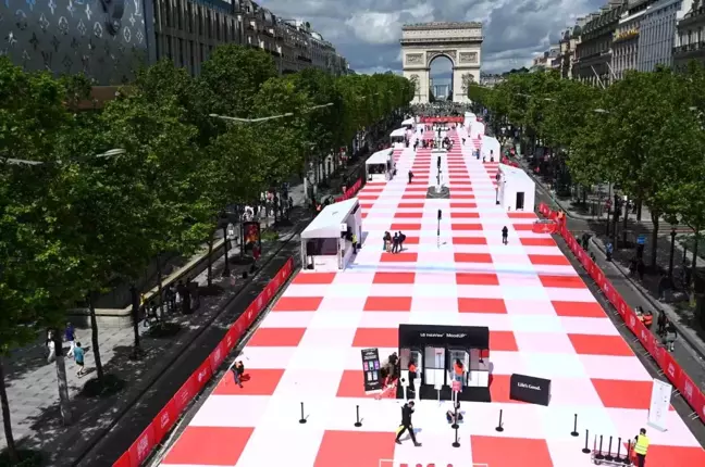 Paris'te Şanzelize Caddesi'nde 4 Bin Kişilik Piknik Düzenlendi
