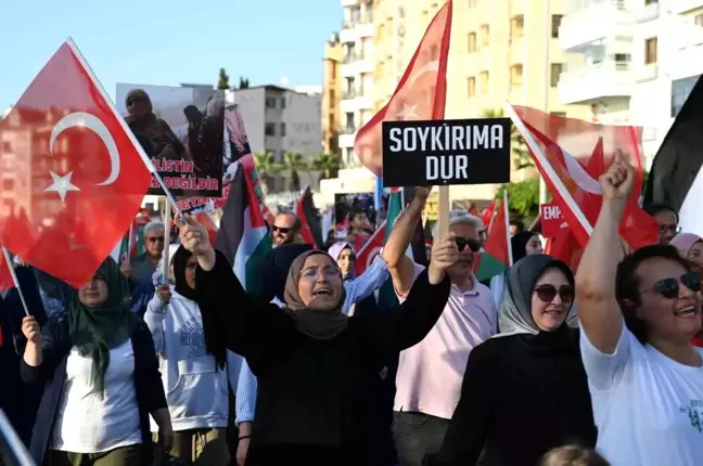 Kuşadası'da İsrail saldırılarına tepki yürüyüşü düzenlendi