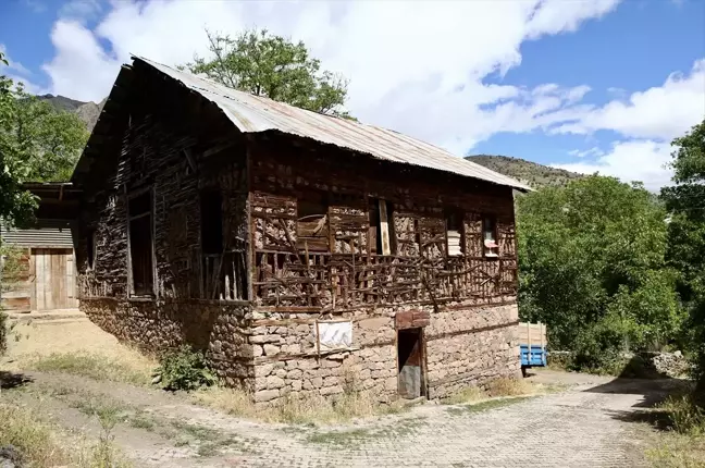 Giresun'un Şebinkarahisar ilçesindeki Tamzara Mahallesi tarihi dokusuyla ziyaretçileri cezbediyor