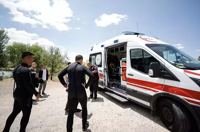 Baraj gölünde boğulma tehlikesi geçiren kişi polis dalgıçlar tarafından kurtarıldı