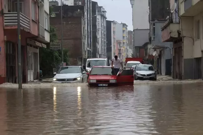 Fatsa'da Şiddetli Yağış Ev ve İş Yerlerini Su Bastı