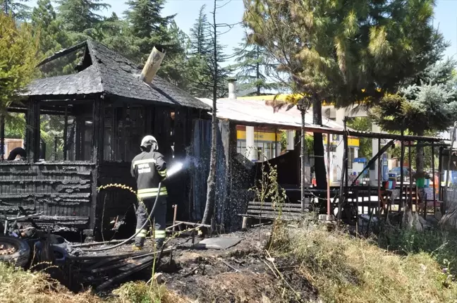 Akaryakıt istasyonunda çıkan yangın sonucu kokoreç dükkanı kullanılamaz hale geldi