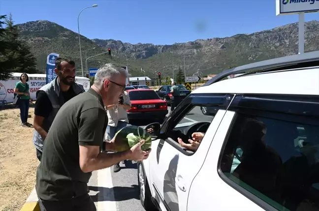 Seydişehir'in coğrafi işaretli karpuzu sürücülere ikram edildi