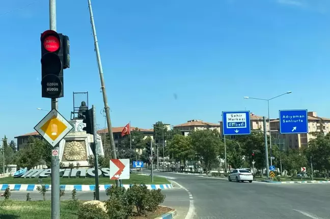 Besni'de İsrail Protestosu: Trafik Lambalarına 'Katil İsrail ve Özgür Kudüs' Yazıldı