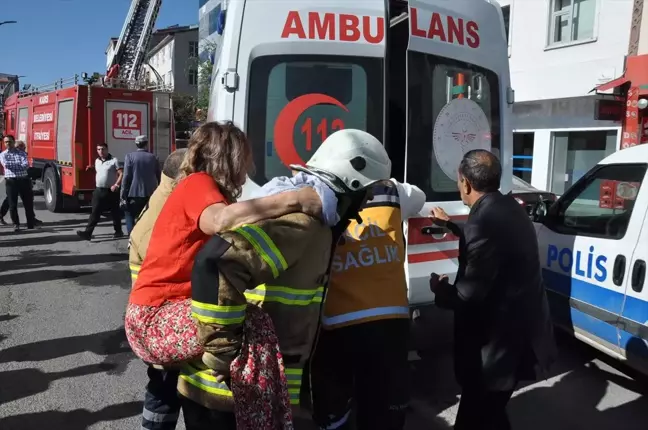 Kars'ta Oteldeki Yangın Söndürüldü, Yaralılar Hastaneye Kaldırıldı