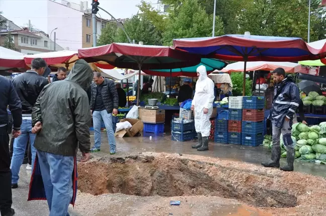 Eskişehir'de Sağanak Nedeniyle Pazar Caddesi Çöktü