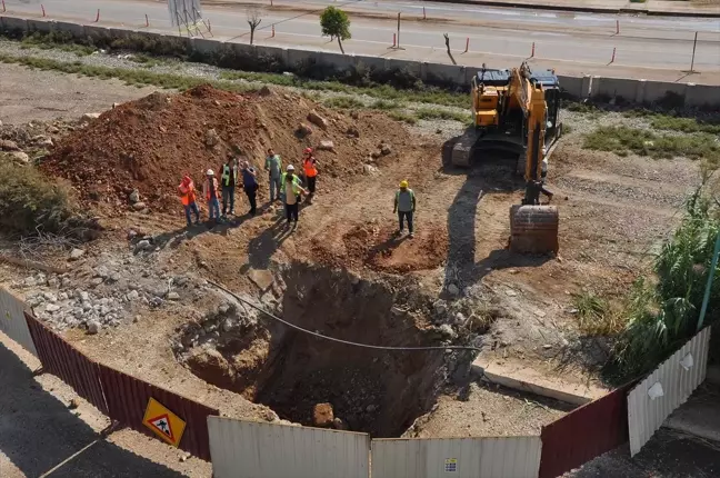 Doğal gaz ana borusu delindi, çevreye toprak ve taş parçaları savruldu