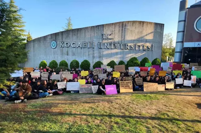 Kocaeli'de Üniversite Öğrencilerinden Kadın Cinayetlerine Tepki Eylemi