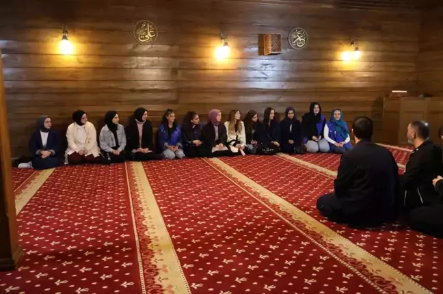 Gönüllü Gençler, Tarihi Cuma Cami’ni Ziyaret Etti