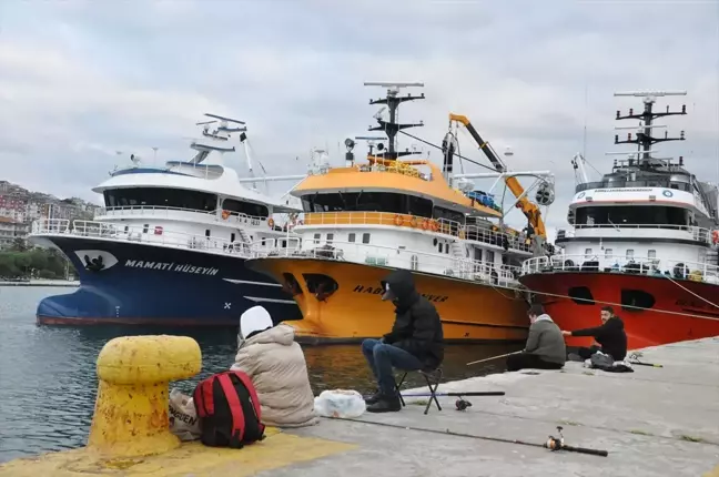 Sert Rüzgar Balıkçıları Sinop Limanı'na Sığınmaya Zorladı