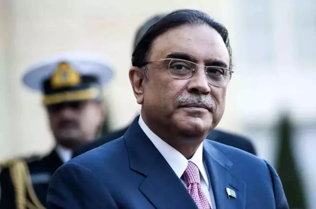 Pakistan Cumhurbaşkanı Zardari, Uçaktan İnerken Bacağını Kırdı