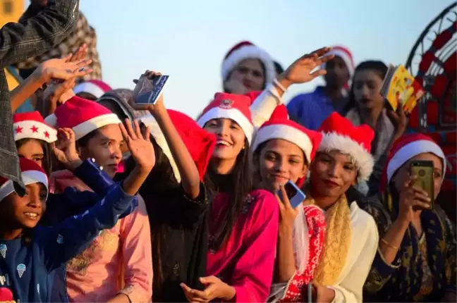 Karaçi'deki Hristiyanlar Noel Kutlamalarına Yoğun İlgi Gösterdi