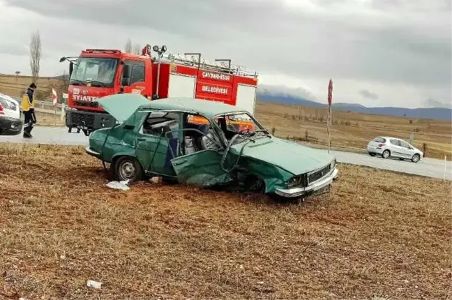 Kütahya'da Büyükbaş Hayvan Yüklü Kamyonet ile Otomobil Çarpıştı: 2 Yaralı