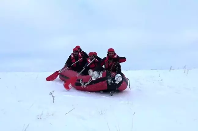 Erzurum Valisi Çiftçi, Macera Tutkunlarıyla Kar Raftingi Yaptı