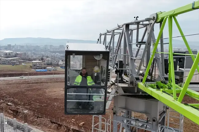 Siirt'teki Hastane İnşaatında Kule Vinç Operatörlerinin Zorlu Çalışmaları