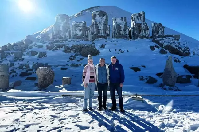 Nemrut Dağı Kış Turizmiyle Olumsuz Hava Koşullarına Rağmen Ziyaretçi Akınına Uğruyor