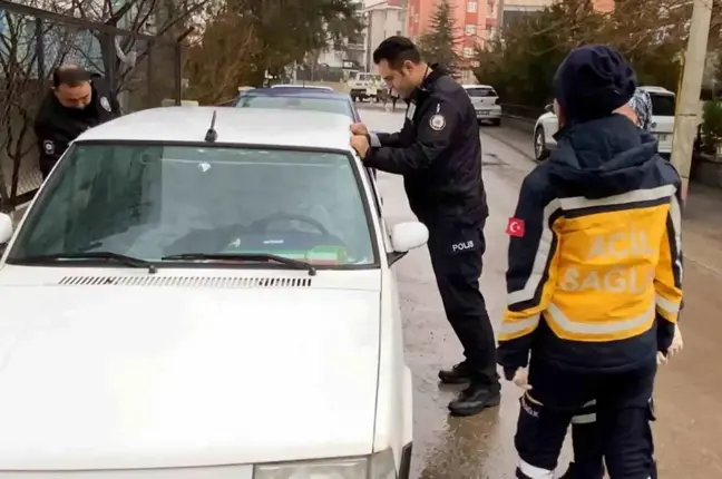 Araçta Uyuyan Genç, Polisin Uğraşlarıyla Uyandı