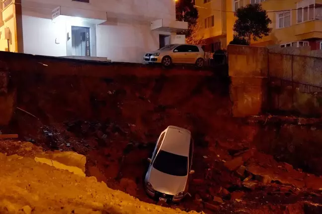 İstanbul Kartal'da Toprak Kayması: Park Halindeki Araç İnşaat Alanına Düşüldü