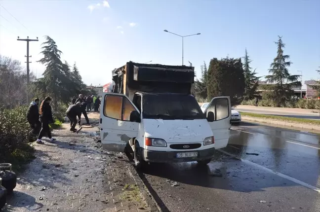 Manisa'da Seyir Halindeyken Kamyonette Yangın Çıktı