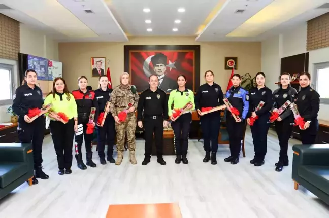 Adana'da Kadın Polislere 8 Mart Kutlaması