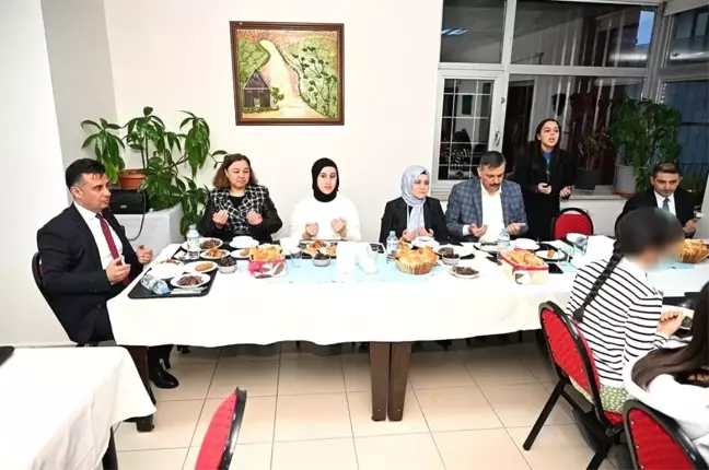 Erzurum Valisi, Çocuk Evleri Sitesi'nde İftar Programına Katıldı