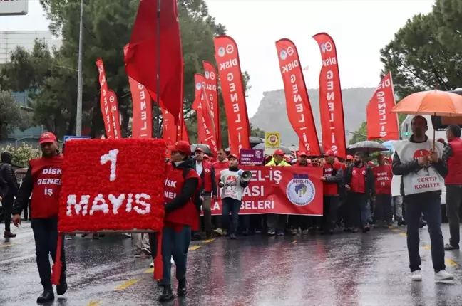 1 Mayıs Emek ve Dayanışma Günü Kutlamaları Ege Bölgesi'nde Coşkuyla Gerçekleşti