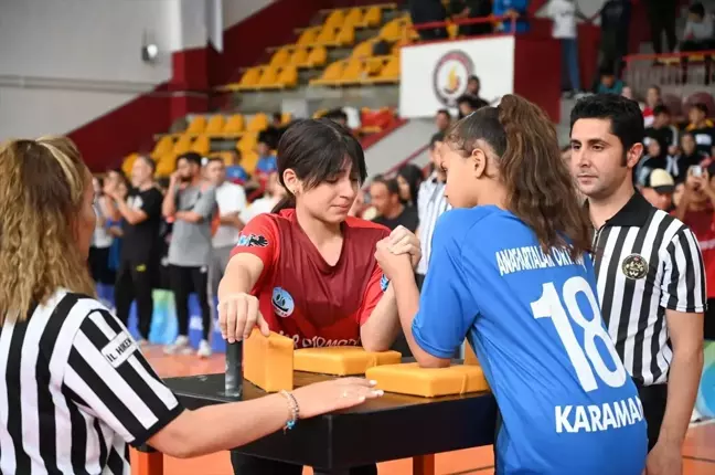 Konya'da Yıldızlar Bilek Güreşi Grup Müsabakaları Düzenleniyor