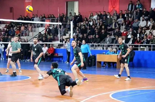 Çal Voleybol Turnuvası Şampiyonu Çivril Kaymakamlığı Takımı Oldu