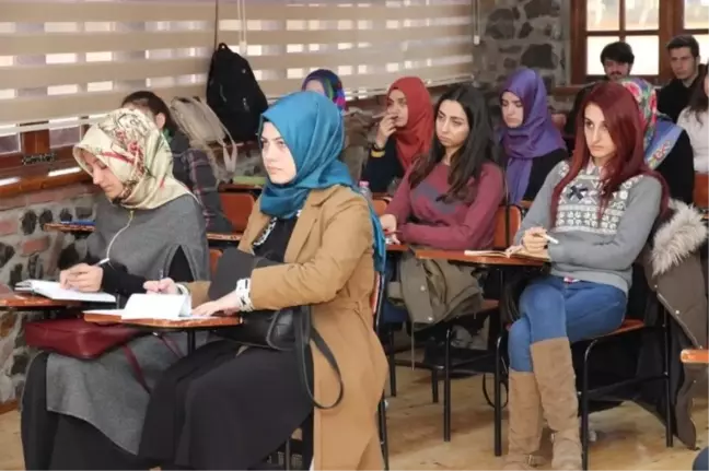 Akademi Üniversite'de Eğitimler Sürüyor