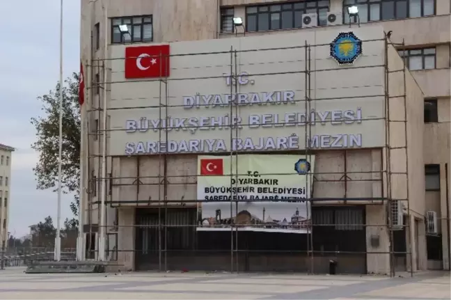 Diyarbakır Büyükşehir Belediyesi'ne Yeni Tabela Asıldı
