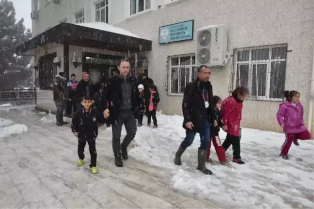 Alanya'da Kar Nedeniyle Okulda Mahsur Kalan Öğrencileri Belediye Ekipleri Kurtardı