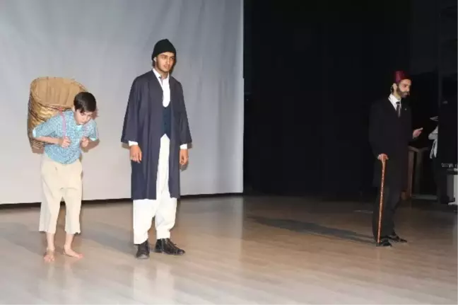 İmam Hatip Öğrencileri Mehmet Akif Ersoy'u Vefatının 80. Yıl Dönümünde Andı