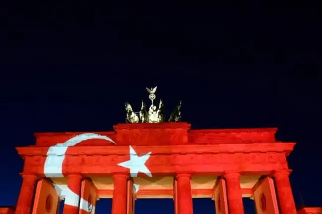 Tarihi Brandenburg Kapısı Türk Bayrağının Renklerine Büründü