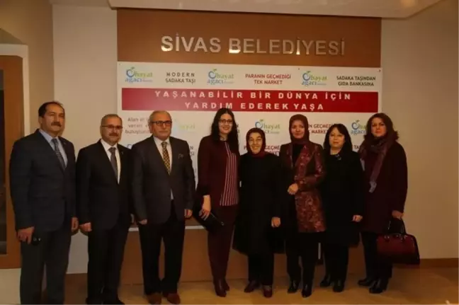 Vali Gül'ün Eşinden Gıda Bankası'na Ziyaret