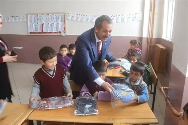 Taşlıçay'da Öğrencilere Giysi Yardımı