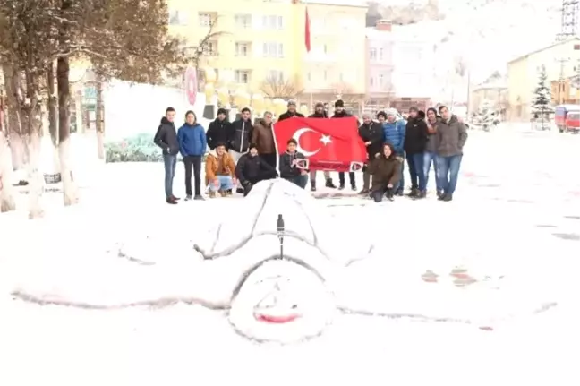 Maçın Ertelenmesinin Ardından Futbolcular Kar Etkinliği Düzenledi