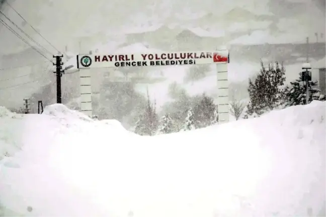 Derebucak'ta Kar Yüksekliği İnsan Boyunu Aştı