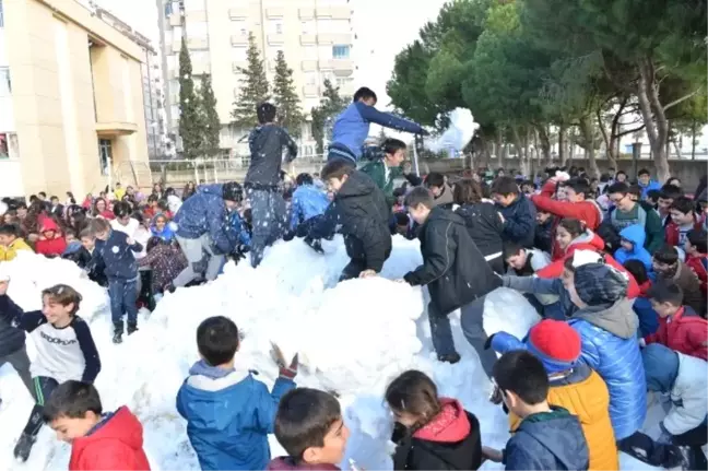 Kaş'ta Öğrenciler İçin Kamyonla Kar Taşındı