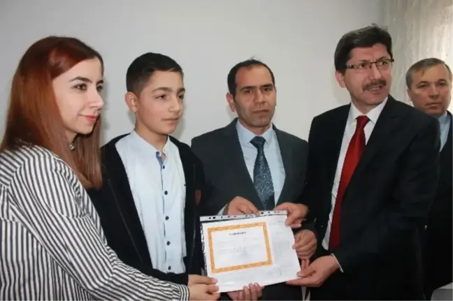 Evde Aldığı Eğitim ile Takdir Belgesi Aldı