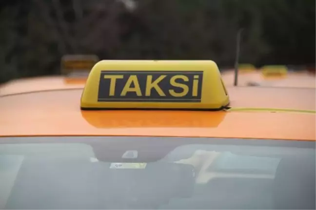 Taksiciler, 8 Lira 75 Kuruş İndi Bindi Parasını Protesto Etti
