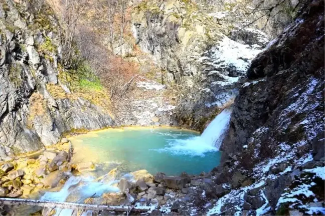 Doğal Soda'dan Oluşan 'Mavi Göl' Görenleri Kendine Hayran Bırakıyor.