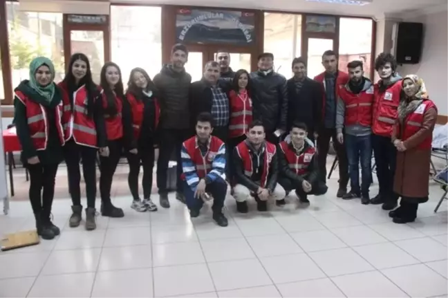 Sultanbeyli'de Dadaşlar Kızılay'a Kan Verdi