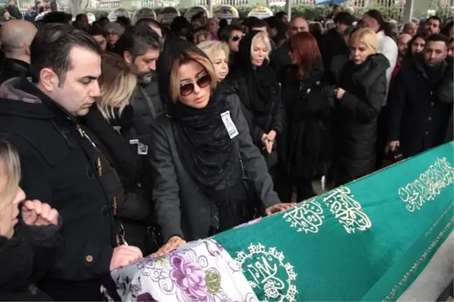 Ajda Pekkan, Yakın Dostu Ayşe Ersayın'ı Gözyaşları İçinde Son Yolculuğuna Uğurladı