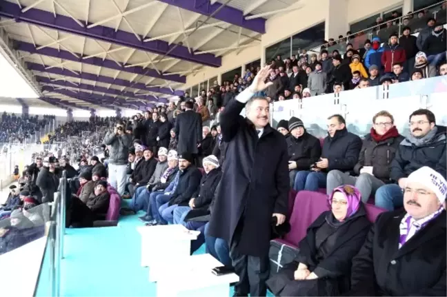 Bakan Eroğlu'nun Gol Sevinci Kamerada