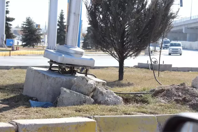 Afyonkarahisar'da Hayrete Düşüren Trafik Işığı Direği