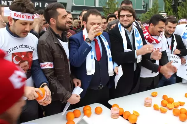 Hollanda'daki Bakan Engeline Portakal Sıkma Eylemi